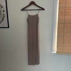 Taupe Midi body con dress